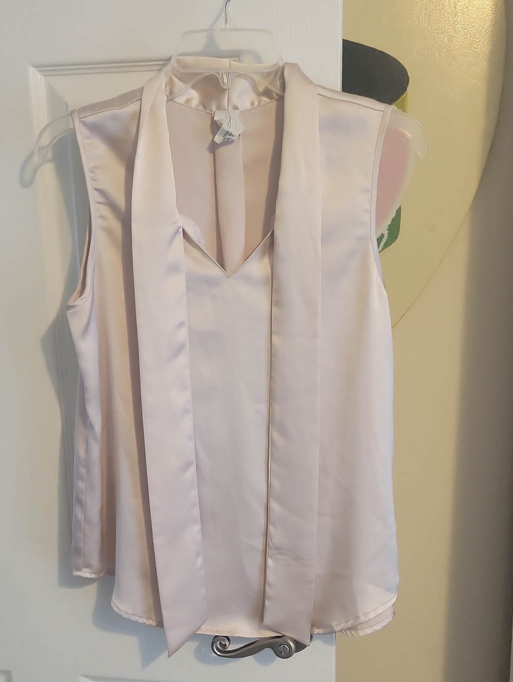Joie SzM Pale Blush Satin Tie-Neck Sleeveless Camisole Top pleated back